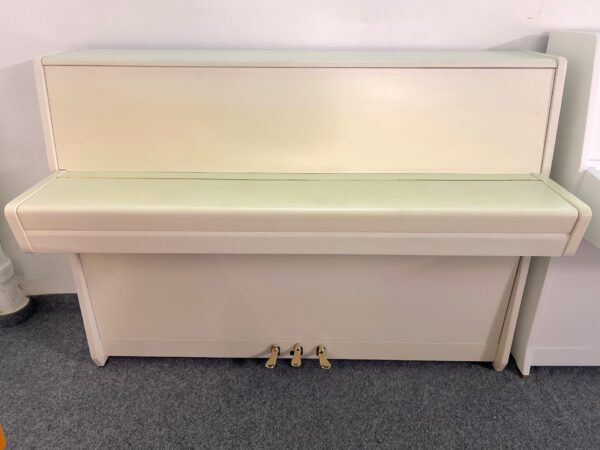 Bílé piano Petrof - bazar pian 102PB