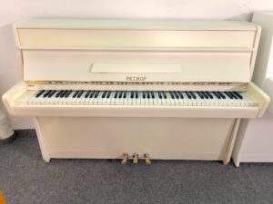 Bílé piano Petrof - bazar pian 102PB