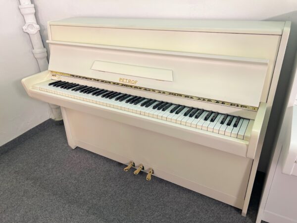 Bílé piano Petrof - bazar pian 102PB