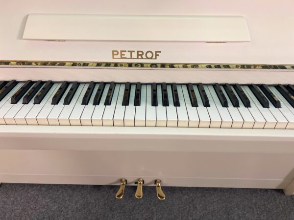 Bílé piano Petrof - bazar pian 102PB