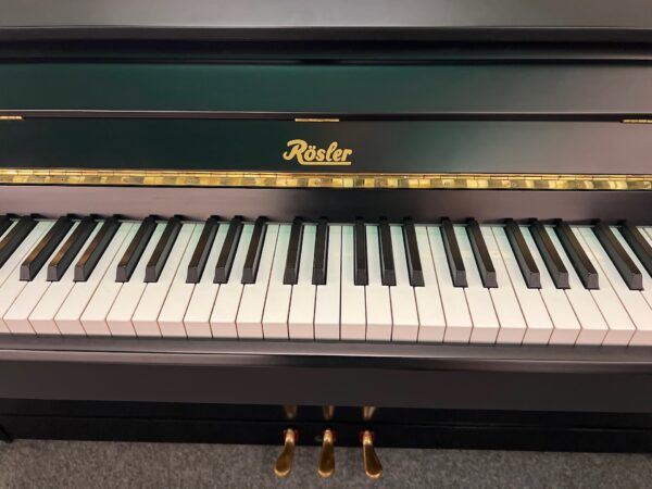 Černé piano Rösler / Petrof, zánovní pianino 103PC