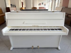 Skvělý poměr kvality a ceny - to je bílé pianino od české značky August Förster. Přijďte si ho vyzkoušet na plzeňsku prodejnu! 011PB