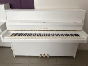 Bílé piano s texturou, pianino Petrof, repasované piano Plzeň 008PB