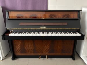 Hnědočerné piano Sauter, piano s ručním moderátorem 024PHC