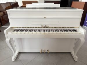Weinbach Demichippendale pianino, bílé piano s nohama 006PB