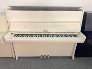 Smetanové piano Petrof, bílé piano bazar 103PB