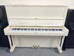 Bílé lesklé piano Petrof, vysoké bílé piano 101PB