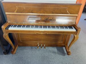 Piano Petrof Chippendale, zdobené piano s nohama 106PH