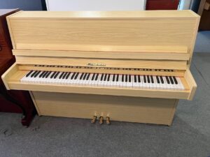 Světlé levné piano Fazer 121PH