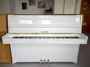 Lesklé bílé piano Petrof 009PB