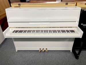 Bílé lesklé piano Petrof 105PB