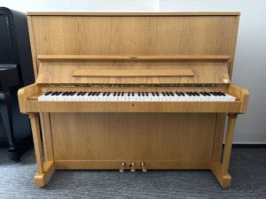 Světlé piano Petrof, zánovní pianino Petrof, polokoncertní piano 002PH