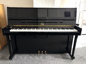 Černé lesklé piano Rösler/Petrof, piano na kolečkách, bazar pian Plzeň 009PC