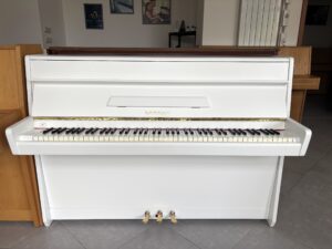 Bílé piano Petrof - bazar pian Plzeň 014PB