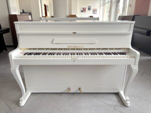 Bílé piano s nohami, klavír chippendale Weinbach 009PB